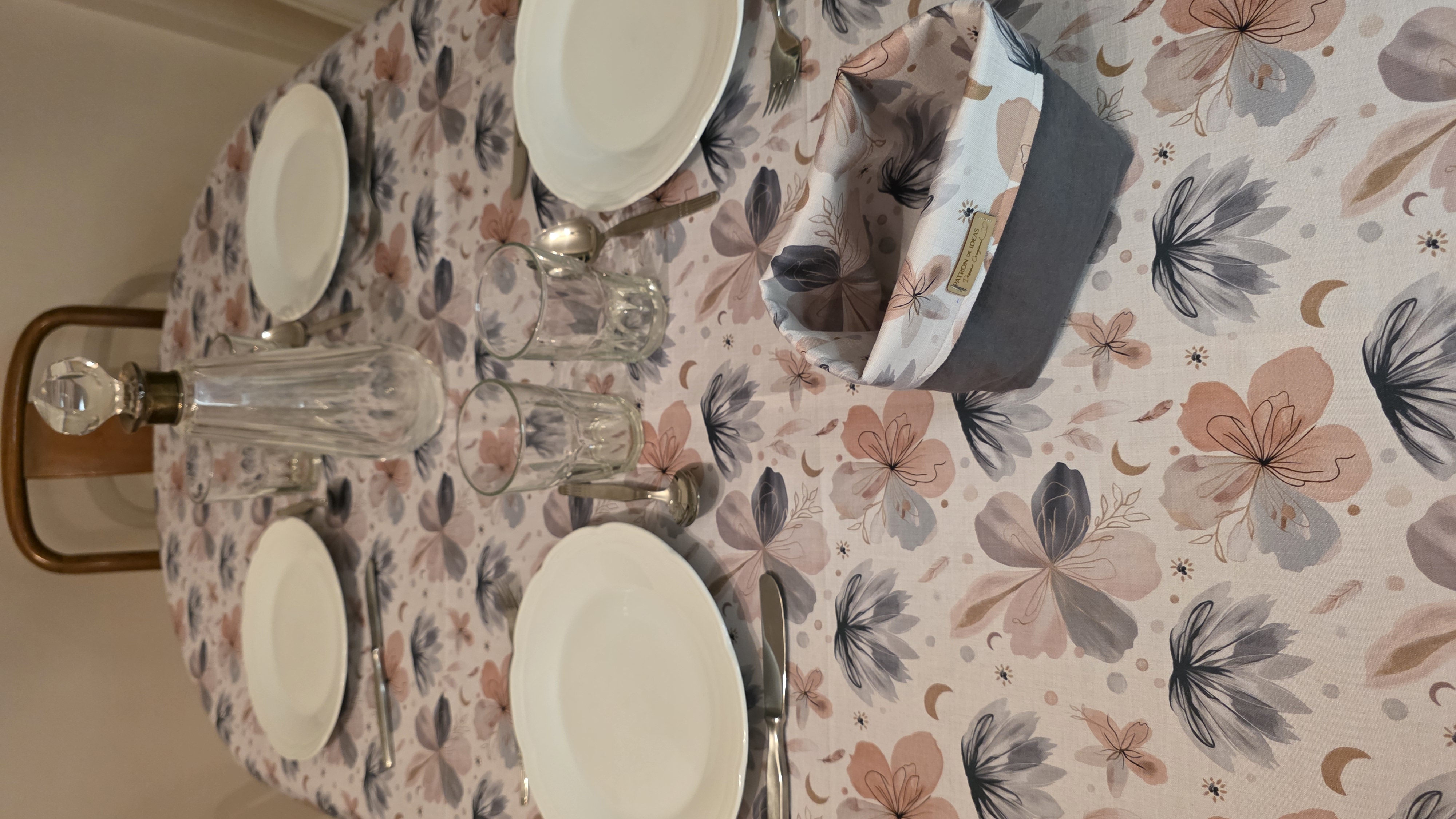Mantel Flor Gris y Rosa mesa servida