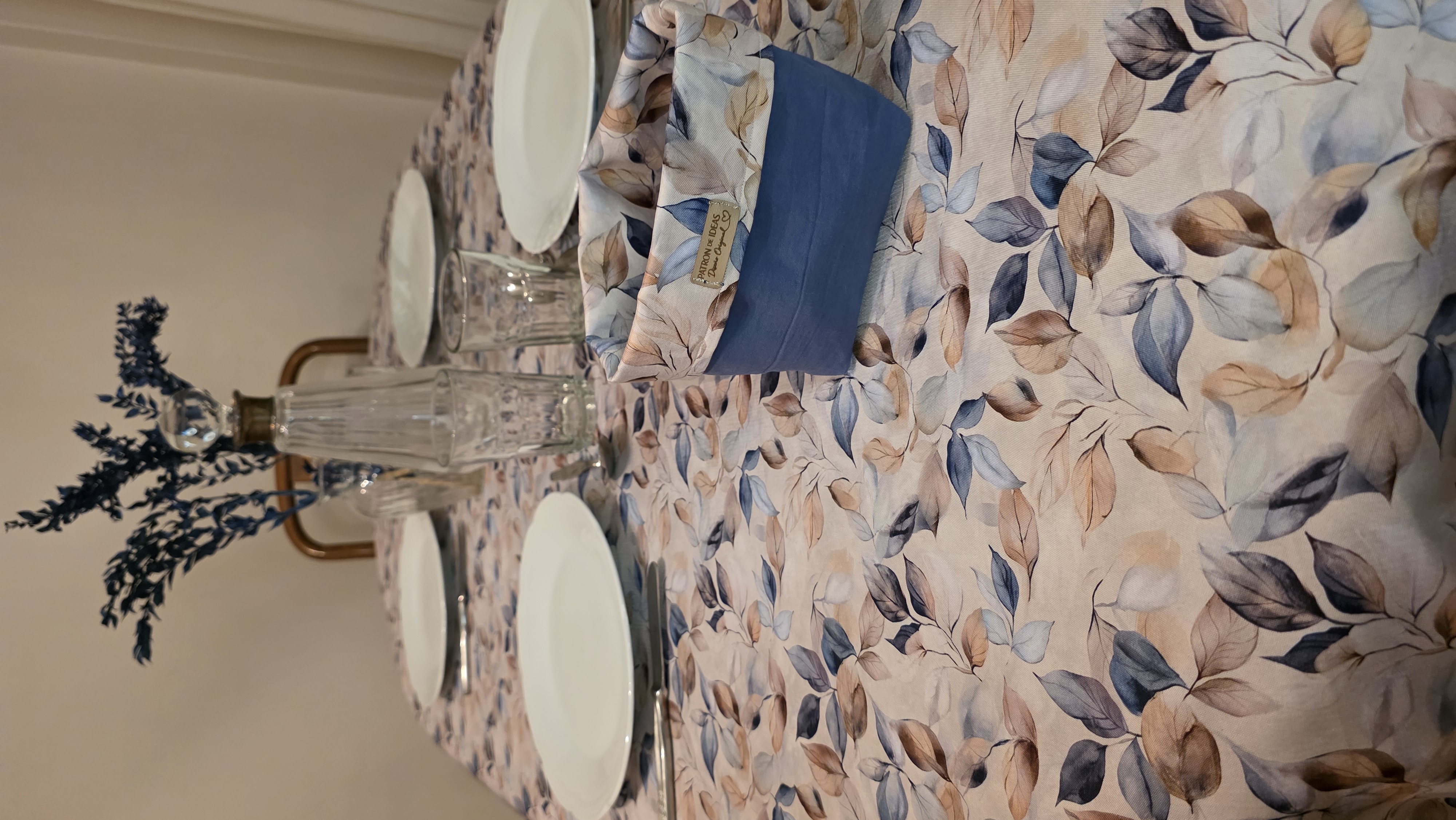 Mantel Hojas Azul Beige mesa servida
